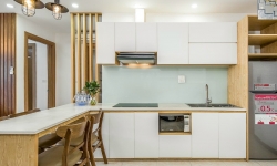Mường Thanh Apartment Ванная комната с вешалкой для одежды и полотенцем,