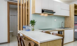 Mường Thanh Apartment Кухня с миской, ложкой, палочками для еды, сковородкой,