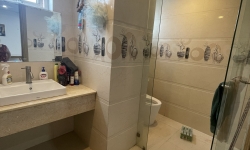 Mường Thanh Apartment Полностью меблированная спальня с пуховым одеялом и подушкой,