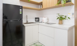 Mường Thanh Apartment Ванная комната с вешалкой для одежды и полотенцем,