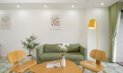 Mường Thanh Apartment Ванная комната с вешалкой для одежды и полотенцем,