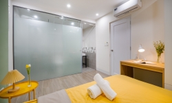 Mường Thanh Apartment Кухня с миской, ложкой, палочками для еды, сковородкой,