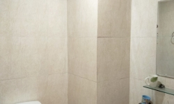 Mường Thanh Apartment Кухня с миской, ложкой, палочками для еды, сковородкой,