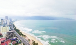 Mường Thanh Apartment Ванная комната с вешалкой для одежды и полотенцем,