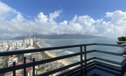Mường Thanh Apartment Ванная комната с вешалкой для одежды и полотенцем,