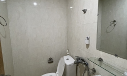 Mường Thanh Apartment Полностью меблированная спальня с пуховым одеялом и подушкой,