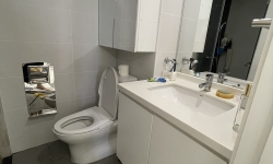 HIYORI APARTMENT Кухня с миской, ложкой, палочками для еды, сковородкой,