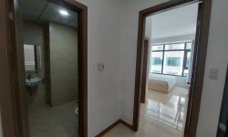 Mường Thanh Viễn Triều Phòng tắm có mắc áo và khăn tắm,