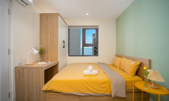 Mường Thanh Apartment Кухня с миской, ложкой, палочками для еды, сковородкой,
