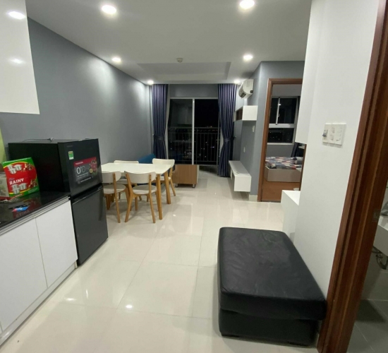 Samsora Riverside Phòng khách đầy đủ tiện nghi, có quạt trần điều hòa,