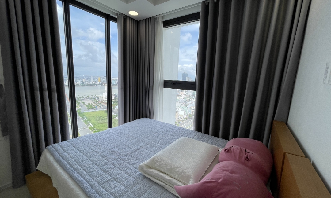 HIYORI APARTMENT Кухня с миской, ложкой, палочками для еды, сковородкой,