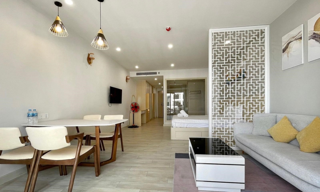 Gold Coast Nha Trang Ghế sofa thoải mái và bàn rộng,